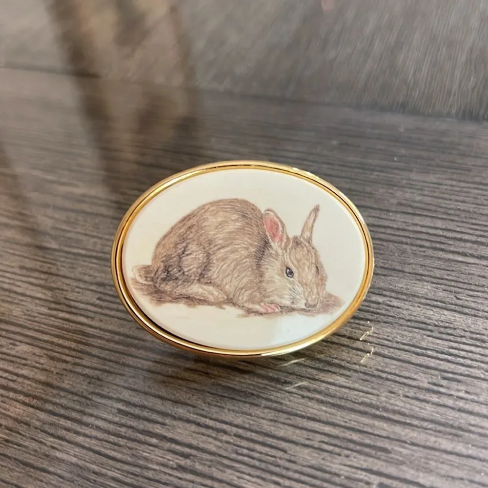 VINTAGE MFA: MUSEUM of FINE ARTS SCRIMSHAW BUNNY RABBIT GOLD-TONE PIN or BROOCH